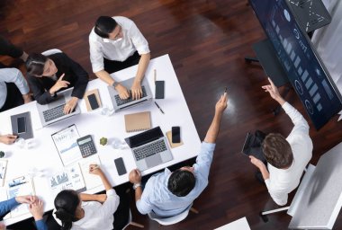 Ofiste sunum ya da analist ekibiyle toplantı odasında mali verileri analiz etmek için BI Fintech 'i kullanmak. İş adamları stratejik planlama için TV ekranında BI gösterge panelini inceliyor.