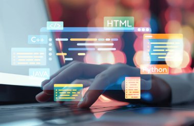 Yeni uygulama mobil telefon geliştirme için HTML, Python, Java ve C EIDE gibi çeşitli programlama dillerinin kodlama dijital örtüleri ile yazılım geliştirici veya programcı çalışması