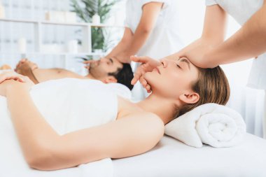 Kafkasyalı çift stres önleyici kafa masajının keyfini çıkarıyor ve lüks otellerde ya da otel spa salonlarında gündüz kaplıcalarında yüz güzelliği eğlencelerini şımartıyor. Sessiz.