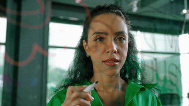 Genç İspanyol çalışanlar renkli yapışkan notlar yazıyorlar. Akıllı iş kadını pazarlama fikrini, beyin fırtınası stratejisini, iş planını paylaşıyor. Proje yöneticisi zihin haritası çiziyor. - Yakın çekim. Yönlendirici.