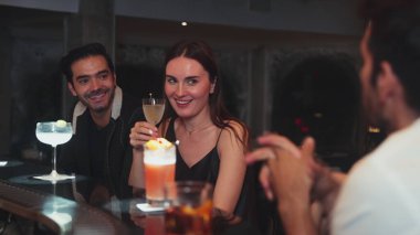 Arkadaşlar ya da çiftler Paloma, Margarita, Old Fashioned ve Martini bardaklarında canlı bir gece kulübünde arkadaşlıkla kadeh kaldırarak özel parti içeceklerini kutluyorlar. Vinosity.