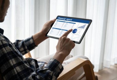 İş veri paneli, pazarlama stratejisi planlaması için iş zekası analizi sunar. Müşteri taleplerini analiz etmek ve iş dünyasının geleceğini önceden görmek için büyük veriler sunulur.