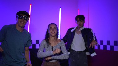 Farklı sokak dansçıları partilerde neon ışıklarıyla şehir pop müziğine taşınırken erkekler süslü gözlükler takıyor. Çekici hipster kameraya bakarken dans eder ya da pratik yapar. Mutluluk.