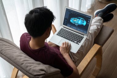 Bilgisayar ekranındaki elektrikli araba tasarım yazılımı, imalat için dijital hesaplama uygulaması ile simülasyon planlarını rahat bir şekilde gösteriyor