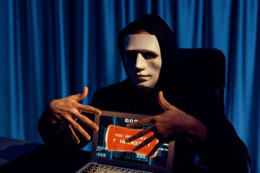 Suçlu anonim maskesinin şifrelemesi, güvenli olmayan özel hayatın dizüstü bilgisayarını hackleyerek başarılı oldu. Yükleme servisinin büyük bir veritabanını kullanarak ya da kopya çekerek. Bireysel.