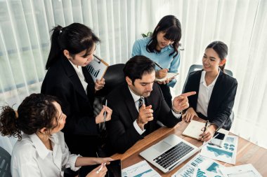 Ofis masasındaki finansal veri raporlarını analiz eden çeşitli bir grup iş analisti. Stratejik pazarlama planlaması için iş zekası analizi çizelgesi ve grafiği.