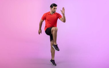Vücut uzunluğunun tamamı atletik ve sportif genç erkek fitness 'in izole edilmiş arka planda kardiyo egzersizi duruşunu gösteriyor. Sağlıklı aktif ve vücut bakımı yaşam tarzı.