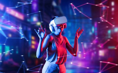 Sanal gerçeklikte sanal gerçeklikte ayakta duran siber punk tarzı bina, metaevreleri birbirine bağlayan VR kulaklık takan, gelecekteki siber uzay topluluğu teknolojisi ile dans etmekten zevk alan bir kadın. Halüsinasyon.