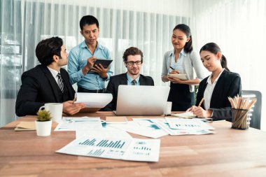Ofis masasındaki finansal veri raporlarını analiz eden çeşitli bir grup iş analisti. Stratejik pazarlama planlaması için iş istihbarat analizine göre grafikler ve grafikler.