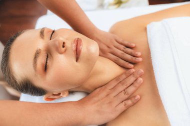 Kafkasyalı kadın müşteri stres önleyici spa masajının keyfini çıkarıyor ve lüks otel ya da oteldeki gündüz açık ortam güzellik salonunda güzellik teniyle eğleniyor. Sessiz.