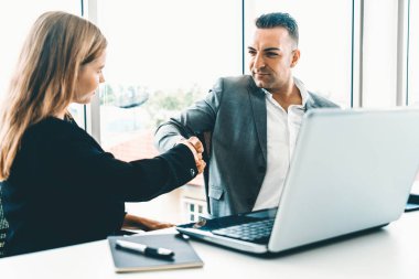 İş adamı yönetici el sıkışması. Modern işyerinde çalışan bir iş kadınıyla. Kurumsal şirketler konseptle uğraşır. uds