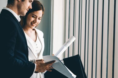 İş adamı yöneticisi, modern işyeri ofisinde iş kadını veya müvekkil ile görüşmede. Kurumsal iş adamları konsepti. uds