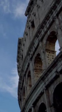 Roma, İtalya 'daki Roma Kolezyumu' nun yakın görüntüsü. Kolezyum, Antik Roma döneminde şehir merkezinde inşa edildi. İtalya 'nın en popüler turistik merkezlerinden biridir. .