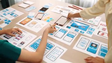 Mobil uygulama ya da web sitesi için kullanıcı arayüzü prototipi planlayan şirket çalışanlarının panorama videosu. UX UI tasarım beyin fırtınası kullanıcı dostu arayüz planı tasarlıyor. Sinerjik