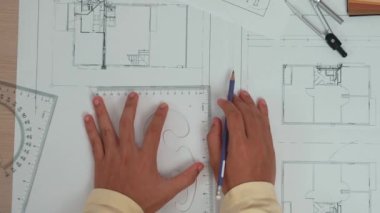 Müşteri denetimi ile yavaş çekim iç mimar taslağı hazırlamak ve ev dekorasyonunu müşteri talebine göre düzenlemek. Mimari müşteri hizmetleri. Değiştirilmiş