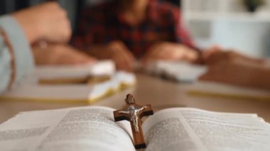 Hristiyan katolik takipçilerle dinsel bağlılık ve maneviyat duygusu doludur. Ağır çekimde Hıristiyan insanlar birlikte dua ederken el ele tutuşup grup duası yapıyorlar. Filizlenen