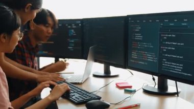 Bilgisayar programlama için arka uç yazılım geliştirici mühendisi. Yazı yazma kodlarını ayıklamak için birlikte çalışıyorlar. Ofisteki monitörde karmaşık algoritmaları çözüyorlar. Filizlenen