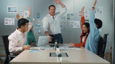 Bir grup başarılı iş adamı toplantıda el ele tutuşuyor. Çeşitlilik uzmanı bir yığın el yapıyor. Birlik ve dostluk göstergesi. Takım olarak katılacağım. Yönlendirici.