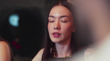 Güzel, çekici bir kadının portresi yatay manzaralı arkadaşlarla sohbet ediyor. Gece kulübünde sosyal etkileşimi giydirip doğal yüz güzelliğini yakalamak. Vinosity.