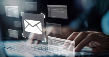 İş adamı e-posta kutusunu kontrol ediyor, daha iyi verimlilik için mesajları düzenliyor ve önceliklerini belirliyor. Etkili iletişim için akıllı e-posta teknikleri öğren. EIDE