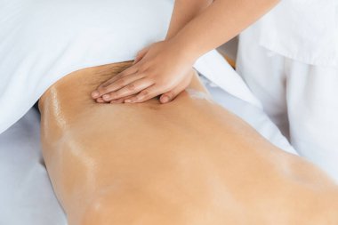 Kafkas erkek müşteri stres önleyici spa masajının keyfini çıkarıyor ve lüks otel veya oteldeki gündüz açık hava ortamında güzellik derisi eğlencesi ile şımartıyor. Sessiz.