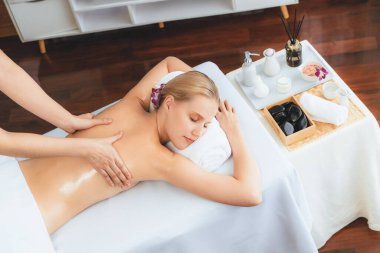 Kafkasyalı kadın müşteri stres önleyici spa masajının keyfini çıkarıyor ve lüks otel ya da oteldeki gündüz açık ortam güzellik salonunda güzellik teniyle eğleniyor. Sessiz.