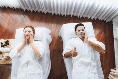 Kaplıca salonunun sakin, modern gündüz atmosferi, birkaç müşteri yüz maskesi takarak kendini yenilemeye çalışıyor. Yüz bakımı ve güzellik kozmetolojisi prosedürü. Sessiz.