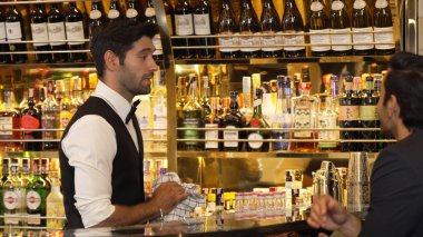 Lüks barlarda içki hazırlayan akıllı barmenlere odaklanırken aynı zamanda canlı ışıklandırma atmosfer şişesi ve bar arka planındaki VIP müşterilerle canlı sohbetler. Vinosity.