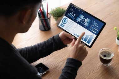 İş veri paneli, pazarlama stratejisi planlaması için iş zekası analizi sunar. Müşteri taleplerini analiz etmek ve iş dünyasının geleceğini önceden görmek için büyük veriler sunulur.