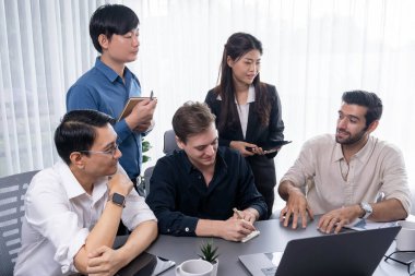 Bir grup farklı ofis çalışanı şirket ofis odasında stratejik iş pazarlama planlamasında birlikte çalışıyor. İş yeri konseptinde pozitif takım çalışması. Tedbirli