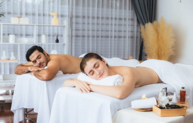 Kafkas çift müşterisi stres önleyici spa masajının keyfini çıkarıyor ve lüks otel veya oteldeki gündüz açık hava ortamında güzellik teniyle eğleniyor. Sessiz.