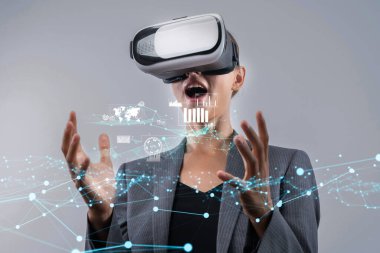 İş adamı, tahmin edilen büyük veri modellerinden gerçek zamanlı analizlere uzanan eğilimleri ve görüşleri ortaya çıkarmak için veri analizlerini derinlemesine inceleyerek, veri güdümlü kararların analitik endüstrileri nasıl ileri götürdüğünü öğrenir Faas