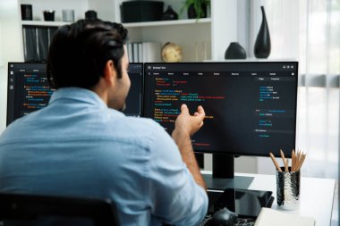 Modern ofisteki web sitesinde son güncelleme sürümü için iki pc ekranda akıllı bilişim geliştirici yazılım geliştirme kodlaması üzerinde yoğunlaşmak, virüs yazılım uygulama programı yaratmak. Tahmin et..