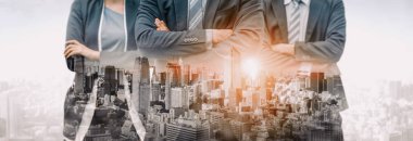 İş ortaklığı anlaşmasının başarısını gösteren birçok iş adamı konferans grubu toplantısının arka plandaki görüntüsü. Takım çalışması, güven ve anlaşma kavramı. uds