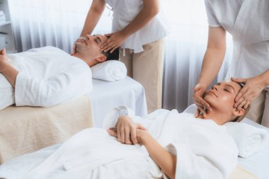 Kafkasyalı çift stres önleyici kafa masajının keyfini çıkarıyor ve lüks otellerde ya da otel spa salonlarında gündüz kaplıcalarında yüz güzelliği eğlencelerini şımartıyor. Sessiz.