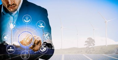 Rüzgar türbini çiftliği ve yeşil yenilenebilir enerji işçisi arayüzü üzerinde çalışan iş adamlarının çifte görüntüsü. Alternatif enerji ile sürdürülebilirlik gelişimi kavramı. uds