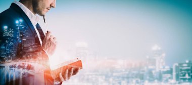 Modern şehir arka planında iş dünyasının çift pozlama görüntüsü. Gelecekteki iş ve iletişim teknolojisi kavramı. Gerçeküstü fütüristik şehir manzarası ve soyut çoklu pozlama arayüzü. uds