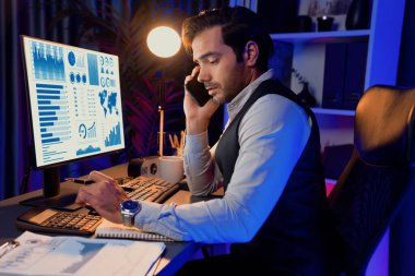 Akıllı iş adamı, akıllı telefon şirketinin ortağı ya da yatırımcısı kağıt işi raporları klasörüne not pazarı verileri yazarak satış kanalı disiplinlerini Neon Dark Light Room 'daki ürün hizmetlerini analiz ediyor. Tahmin et..