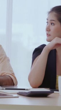 Yaratıcı iş adamlarının grup toplantısı, tasarımcı ve sanatçı ofis masasında. Mutlu iş yeri ve işbirliği takım çalışması konsepti.