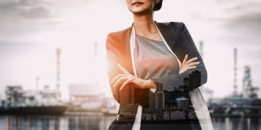 Modern şehir arka planında iş dünyasının çift pozlama görüntüsü. Gelecekteki iş ve iletişim teknolojisi kavramı. Gerçeküstü fütüristik şehir manzarası ve soyut çoklu pozlama arayüzü. uds