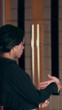 Erkekler ve kadınlar robot gibi dans ediyorlar. Disko gece kulübünde mutlu müzik festivalleri..