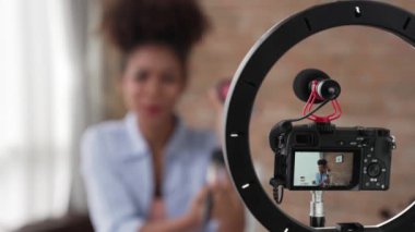 Kamera görüntüsü, kadın nüfuzlu kaydedici canlı yayın video görüntüsü, makyaj, sosyal medya ya da blog. Çevrimiçi pazarlama yayını için kozmetik stüdyo ışıklandırması olan kız.