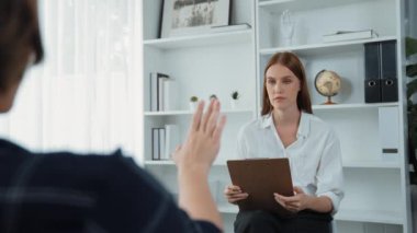 Mutlu hasta ve psikolog klinikte olumlu duygularla zihinsel sağlık sohbetlerini paylaşırken aynı zamanda klinikteki psikologlara başarılı bir iş ve hayatı açıklıyorlar.