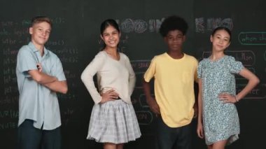 Çok kültürlü insanlar kameraya kendilerine güvenerek poz verirler. Farklı liseli çocuklar kol kola giriyor ya da BTMM sınıfında hızlı veya kodlama planıyla kameraya poz veriyor. Öğretim
