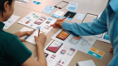 Mobil uygulama ya da web sitesi için kullanıcı arayüzü prototipi planlayan şirket çalışanlarının panorama videosu. UX UI tasarım beyin fırtınası kullanıcı dostu arayüz planı tasarlıyor. Sinerjik