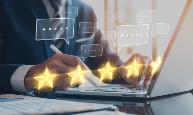 İş adamı müşteri memnuniyet değerlendirmesi verilerini analiz eder ve hizmet kalitesini artırmaya çalışır. Müşteri memnuniyeti ve sadakatini arttırmak için koz değerlendirmeleri. EIDE