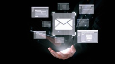 İş adamı e-posta kutusunu kontrol ediyor, daha iyi verimlilik için mesajları düzenliyor ve önceliklerini belirliyor. Etkili iletişim için akıllı e-posta teknikleri öğren. Kullanıcı Kimliği