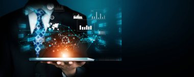 İş adamı, tahmin edilen büyük veri modellerinden gerçek zamanlı analizlere uzanan eğilimleri ve görüşleri ortaya çıkarmak için veri analizlerini derinlemesine inceleyerek, veri güdümlü kararların analitik endüstrileri nasıl ileri götürdüğünü öğrenir Faas