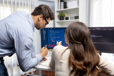 İki ekran ekranında yaratıcı web sitesi planlama yazılımını tartışan yetenekli geliştiriciler programı arka görüş konseptiyle ofiste tasarımı analiz eden tam yığın veri. Varsayım.