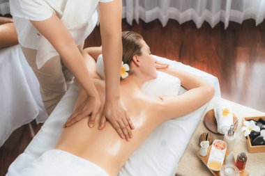 Kafkasyalı kadın müşteri stres önleyici spa masajının keyfini çıkarıyor ve lüks otel ya da oteldeki gündüz açık ortam güzellik salonunda güzellik teniyle eğleniyor. Sessiz.